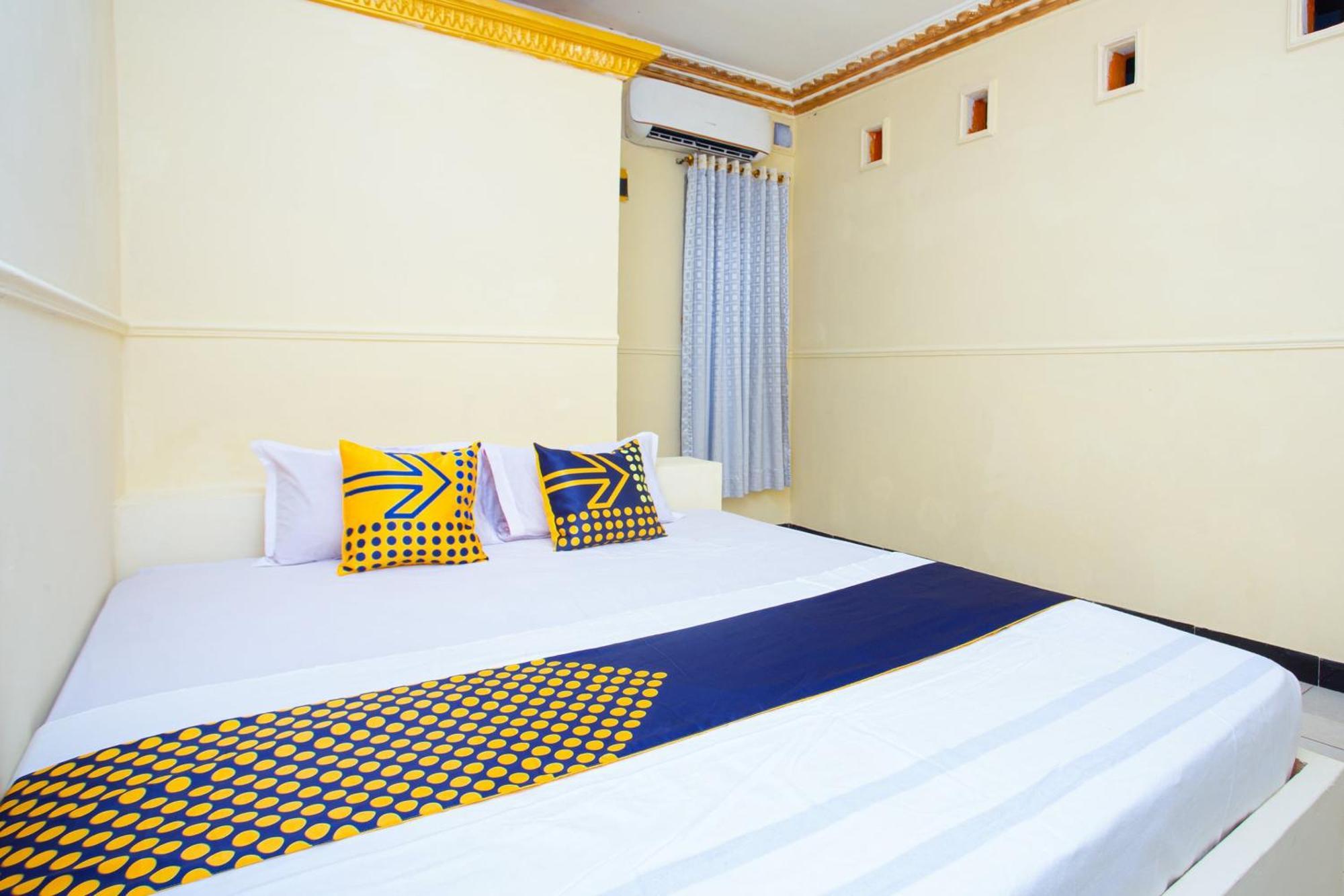 Spot On 2473 Buana Jaya Guest House Cilacap Exterior foto