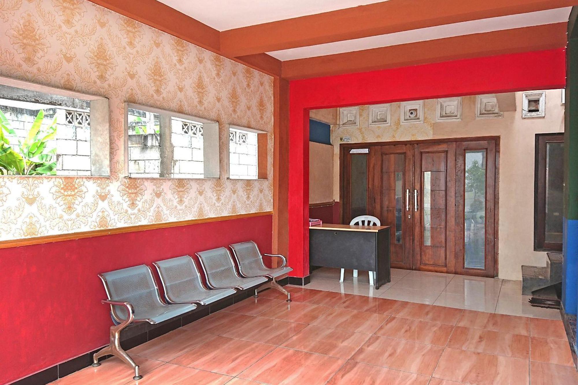 Spot On 2473 Buana Jaya Guest House Cilacap Exterior foto