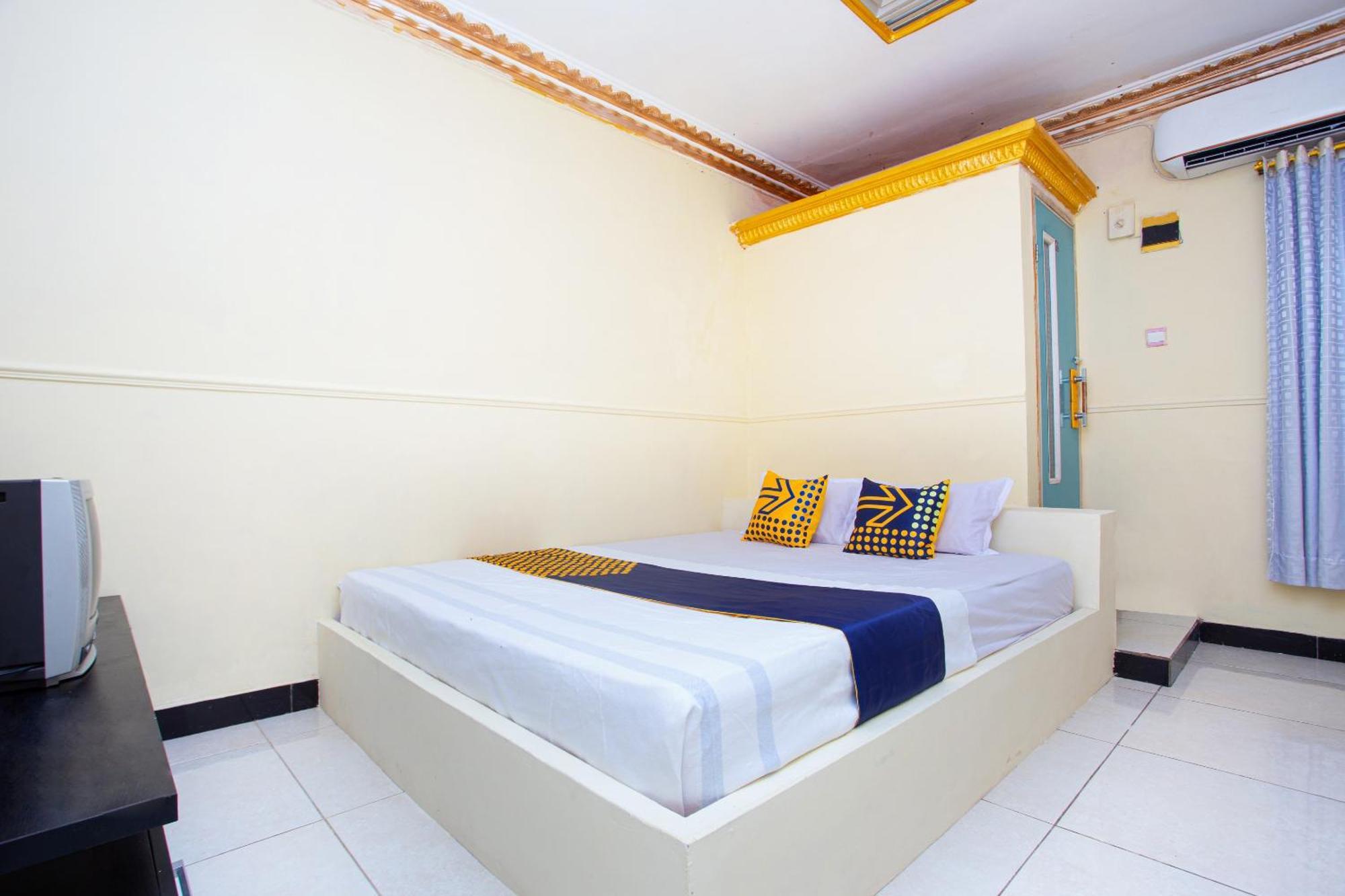 Spot On 2473 Buana Jaya Guest House Cilacap Exterior foto