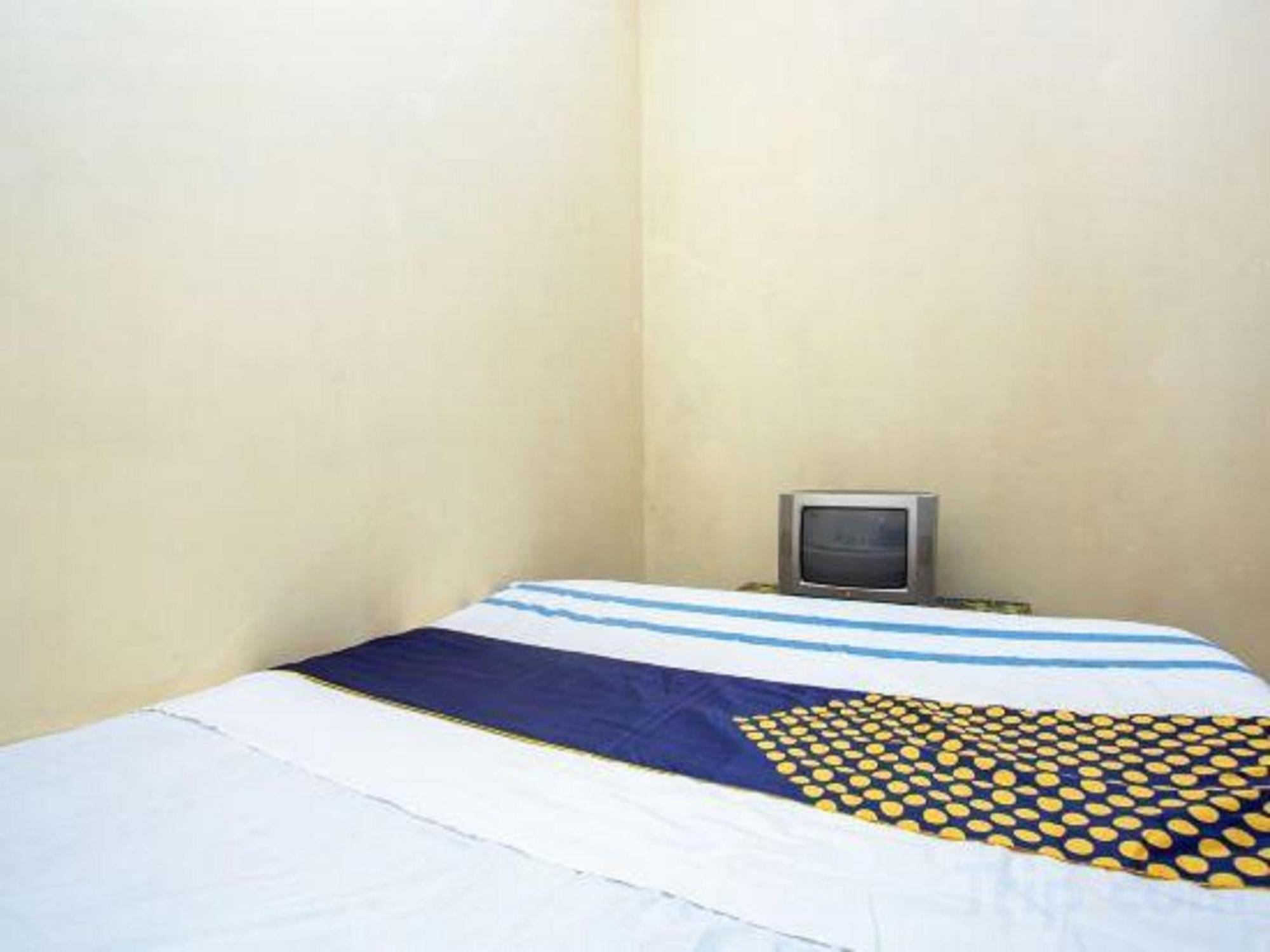 Spot On 2473 Buana Jaya Guest House Cilacap Exterior foto